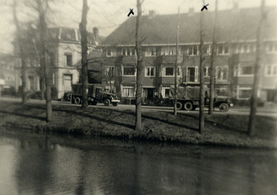 831875 Gezicht over de Stadsbuitengracht op de huizen Maliesingel 2 (links)- hoger te Utrecht; met een kruisje zijn het ...